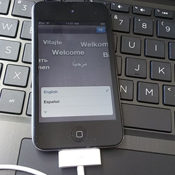 Apple 16GB iPod touch Black4th Generation - Picture 2 of 3